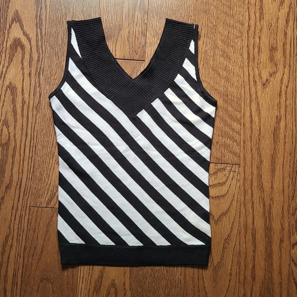 2/$25 Pretty striped sleeveless top. S - Picture 1 of 4
